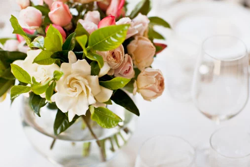 bukiet kwiatów na stole